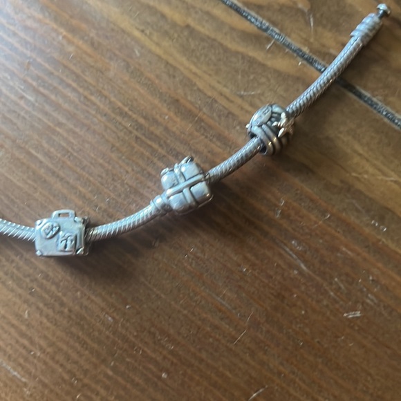 Pandora bracelet with 4 charms: shell, present, suitcase, cupcake - Picture 4 of 6